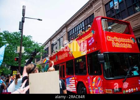 Philadelphie, Pennsylvanie, États-Unis. 31st décembre 2013. Les touristes qui prennent le bus de la visite de Philadelphie se détournent et crient en passant près des manifestants lors d'une manifestation organisée par le mouvement des enfants de Philadelphie contre les mères pour la liberté dans le centre-ville de Philadelphie. Le groupe Mumt's for Liberty, en 2021, pour lutter contre les mandats de la COVID-19, a tenu son sommet annuel à Philadelphie, en Pennsylvanie, et a été accueilli par des manifestants protestant contre l'événement et les actions de Mum's for Liberty. Le groupe désigné par le Southern Poverty Law Centre comme un groupe de haine, a été une voix vocale dans la rhétorique anti-LGBT et le Banque D'Images