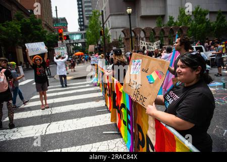 Philadelphie, Pennsylvanie, États-Unis. 31st décembre 2013. Les manifestants tiennent des pancartes et des drapeaux à vagues lors d'une manifestation organisée par le mouvement des enfants de Philadelphie contre les mères pour la liberté dans le centre-ville de Philadelphie. Le groupe Mumt's for Liberty, en 2021, pour lutter contre les mandats de la COVID-19, a tenu son sommet annuel à Philadelphie, en Pennsylvanie, et a été accueilli par des manifestants protestant contre l'événement et les actions de Mum's for Liberty. Le groupe désigné par le Southern Poverty Law Centre comme un groupe de haine, a été une voix vocale dans la rhétorique anti-LGBT et la poussée à interdire certains livres de la goélette Banque D'Images