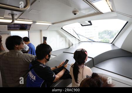 Bangkok, Thaïlande. 02nd juillet 2023. L'autorité de transit rapide de masse de Thaïlande s'ouvre au public pour tester le service de monorail de la ligne jaune le dernier jour. Avant que les frais de service réels ne soient facturés, le travail du système est terminé. La seule chose qui reste est le travail de restaurer la surface de circulation sous la ligne de construction. (Photo par Edirach Toumlamoon/Pacific Press) Credit: Pacific Press Media production Corp./Alay Live News Banque D'Images