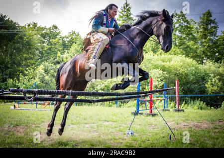 Neu Damerow, Allemagne. 27th juin 2023. Le pilote Wolfgang Kring saute sur un obstacle avec son cheval pendant l'entraînement pour le spectacle Apache Live Now 30th. Sur la scène naturelle du Mecklembourg Lake District, la pièce en cours célèbre sa première le dernier week-end de juillet. Un total de six représentations avec environ 30 acteurs amateurs sont prévues sur un total de trois week-ends. L'histoire de fiction se trouve à l'époque du début de la guerre civile aux États-Unis, au milieu du 19th siècle. (À dpa: 'Wild West dans le Nord-est - une vie indienne pour le spectacle') Credit:/dpa/Alay Live News Banque D'Images