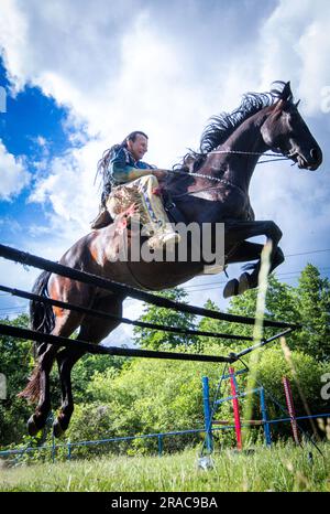 Neu Damerow, Allemagne. 27th juin 2023. Le pilote Wolfgang Kring saute sur un obstacle avec son cheval pendant l'entraînement pour le spectacle Apache Live Now 30th. Sur la scène naturelle du Mecklembourg Lake District, la pièce en cours célèbre sa première le dernier week-end de juillet. Un total de six représentations avec environ 30 acteurs amateurs sont prévues sur un total de trois week-ends. L'histoire de fiction se trouve à l'époque du début de la guerre civile aux États-Unis, au milieu du 19th siècle. (À dpa: 'Wild West dans le Nord-est - une vie indienne pour le spectacle') Credit:/dpa/Alay Live News Banque D'Images