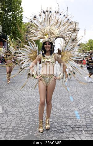 Paris, France. 2nd juillet 2023. L'édition 21st du Carnaval Tropical organisée par la ville de Paris et la Fédération du Carnaval Tropical de Paris et d'Ile-de-France sur le thème ''Paris aux couleurs du monde''' a eu lieu sur 2 juillet 2023, avenue des champs-Elysées à Paris, France. Crédit : Bernard Menigault/Alamy Live News Banque D'Images