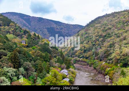 2023, gorge de Hozukyo et rivière Hozu vues du parc de Kameyama, Arashiyama, Kyoto, Japon un jour de saison de printemps, Asie Banque D'Images