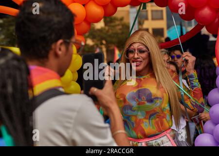 Bogota, Colombie. 02nd juillet 2023. Les gens prennent part en agitant les drapeaux du LGTBIQ et en dansant pendant la parade de la fierté internationale à Bogota, Colombie, 2 juillet 2023. Photo par: Perla Bayona/long Visual Press crédit: Long Visual Press/Alay Live News Banque D'Images