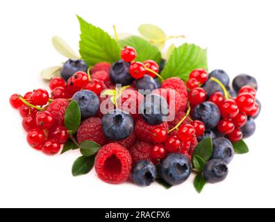 Quelques baies de bleuets, framboises, raisins de Corinthe et fraises isolées sur un blanc Banque D'Images