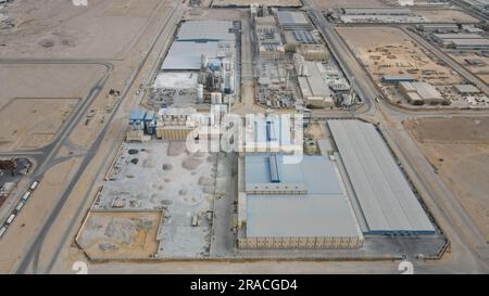 (230703) -- LE CAIRE, 3 juillet 2023 (Xinhua) -- cette photo aérienne prise le 6 janvier 2023 montre une vue de Jushi Egypte à Suez, Egypte. POUR ALLER AVEC "Feature: Du technicien à l'exécutif: Un jeune Egyptien chemin vers le succès dans la coopération BRI" (Jushi Egypt/Handout via Xinhua) Banque D'Images