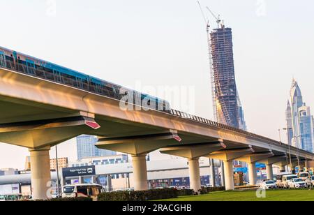 Dubaï, Émirats Arabes Unis - 21.06.2023 - photo du train quittant la station de métro Business Bay. Banque D'Images