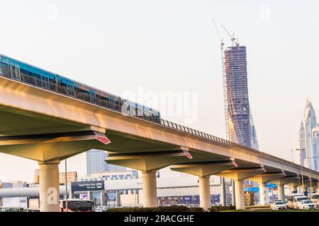 Dubaï, Émirats Arabes Unis - 21.06.2023 - photo du train quittant la station de métro Business Bay. Banque D'Images