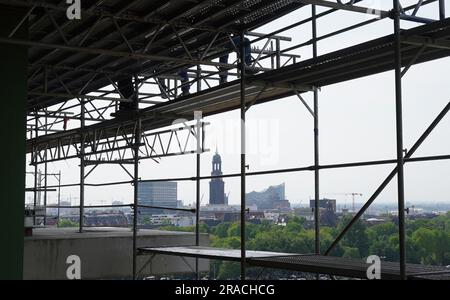 Hambourg, Allemagne. 01st juin 2023. L'Elbphilharmonie (r) et la principale église de Hambourg, Sankt Michaelis (Michel), sont visibles depuis la structure sur le toit du bunker surélevé sur le Heiligengeistfeld. L'écologisation et la construction du bunker de Heiligengeistfeld doivent être achevées cette année. (À dpa-Korr: 'Le bunker gris devient plus grand et plus vert - la plantation est en plein essor') Credit: Marcus Brandt/dpa/Alamy Live News Banque D'Images