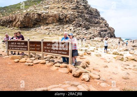 Cap de bonne espérance signe ou signalisation avec les touristes, les gens ayant des photos prises comme souvenirs, souvenirs, souvenirs à la pointe sud-ouest du continent africain Banque D'Images