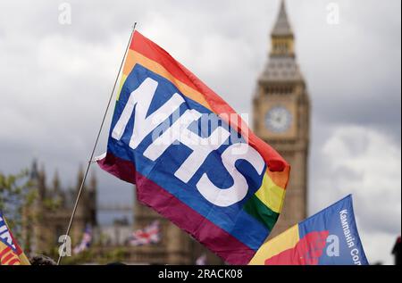 Photo du dossier datée du 01/05/23 des travailleurs du NHS sur la ligne de piquetage à l'extérieur de l'hôpital St Thomas, Londres. Près de 650 000 nominations et opérations ont été reportées en raison de la vague de grèves qui ont frappé le NHS en Angleterre à l'approche de son anniversaire de 75th. Les grèves sans précédent ont provoqué des perturbations généralisées dans tout le NHS depuis décembre 2022. Date de publication : lundi 3 juillet 2023. Banque D'Images