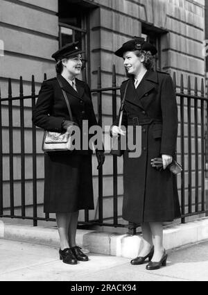 Photo du dossier datée du 27/09/1948 du nouvel uniforme pour les infirmières et infirmiers autorisés de l'État (à gauche) et du nouvel uniforme pour les infirmières et infirmiers auxiliaires inscrits de l'État. Le lancement du Service national de santé a été ressenti à chaque marche de la vie, des églises et des usines aux fêtes de jardin et aux carnavals. Un vicaire à Nunhead, dans le sud de Londres, a exhorté sa congrégation à prier pour le succès du NHS. À Leeds, trois médecins ont embauché le Kingsway Cinema pour un après-midi et ont invité les résidents à venir et à obtenir une réponse à leurs questions. Chaque siège a été pris. Date de publication : lundi 3 juillet 2023. Banque D'Images