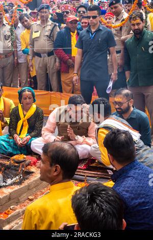 28 juin 2023 Uttarakhand, Inde. Uttarakhand Premier ministre Pushkar Singh Dhami exécutant pooja- hawan (Indian Hindu religieux Practices) pendant a Banque D'Images