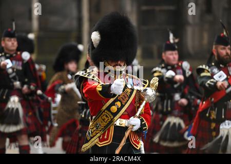 Une répétition matinale de procession a lieu le long du Royal Mile à Édimbourg, devant le Service de Thanksgiving du roi Charles III. Date de la photo: Lundi 3 juillet 2023. Banque D'Images