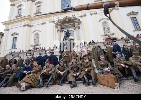 Environ 250 participants vêtus d'uniformes historiques de l'armée polonaise, du corps de protection des frontières et de la police d'État ont participé en 16th à Katyn March of Shadows to Banque D'Images