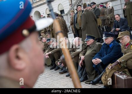 Environ 250 participants vêtus d'uniformes historiques de l'armée polonaise, du corps de protection des frontières et de la police d'État ont participé en 16th à Katyn March of Shadows to Banque D'Images