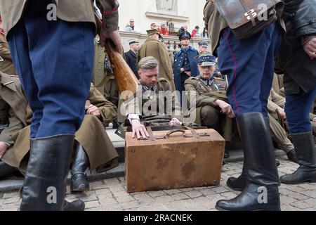 Environ 250 participants vêtus d'uniformes historiques de l'armée polonaise, du corps de protection des frontières et de la police d'État ont participé en 16th à Katyn March of Shadows to Banque D'Images