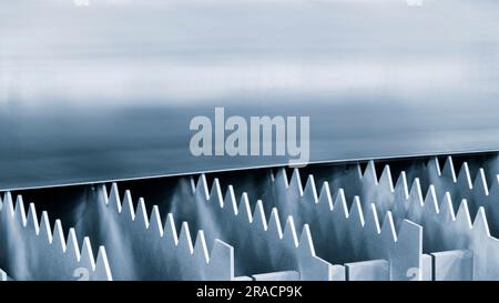 Découpe au plasma la machine CNC coupe le métal, la pièce de tôle est fabriquée à partir d'un processus de découpe automatique et laser de haute précision dans l'industrie en usine. Banque D'Images