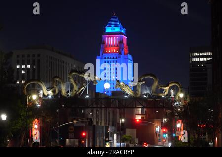 Vue d'ensemble de l'hôtel de ville illuminée en rouge, blanc et bleu en reconnaissance du jour de l'indépendance du 4 juillet vu depuis Chinatown, le dimanche 2 juillet 2023, à Los Angeles. Banque D'Images