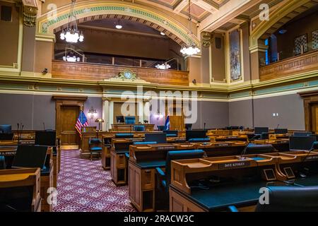 Wyoming, Wyoming, WY, Etats-Unis - 10 mai 2022: La grande salle de réunion de la Chambre du Sénat au Capitole de l'Etat du Wyoming Banque D'Images