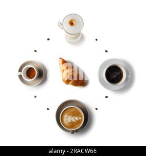 Concept d'horloge tasse à café. Pose à plat. Tasses sous forme de montres avec différents types de café : espresso, cappuccino, latte. Croissant au lieu d'arro Banque D'Images