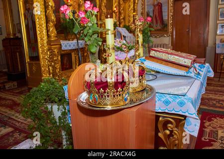 couronne de mariage dans l'église pour le mariage des jeunes mariés Banque D'Images