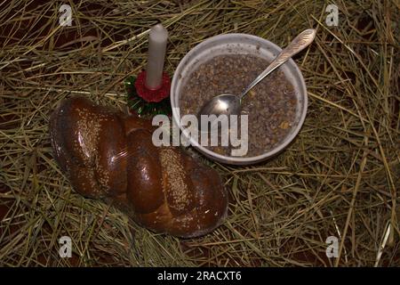 Noël des plats traditionnels ukrainiens dans le foin Banque D'Images