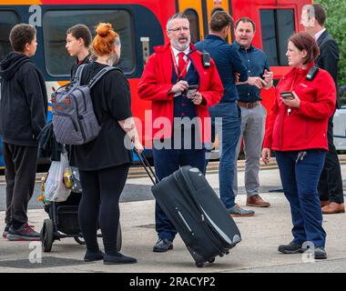 Gare de Grantham, Lincolnshire, Royaume-Uni – le personnel de la gare DE LNER était sur une plate-forme aidant les voyageurs et les passagers à attendre un train Banque D'Images