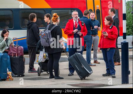 Gare de Grantham, Lincolnshire, Royaume-Uni – le personnel de la gare DE LNER était sur une plate-forme aidant les voyageurs et les passagers à attendre un train Banque D'Images