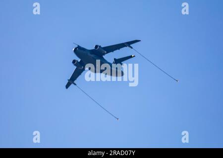 Grand avion militaire KC-390 de l'armée de l'air brésilienne pour l'approvisionnement en air Banque D'Images