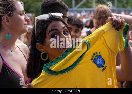 New York, États-Unis. 02nd juillet 2023. Une femme pose avec un maillot tandis que les gens se rassemblent pour la nuit d'ouverture de 'Brasil Summerfest' au Summerstage dans Central Park à New York. (Photo par Ron Adar/SOPA Images/Sipa USA) crédit: SIPA USA/Alay Live News Banque D'Images