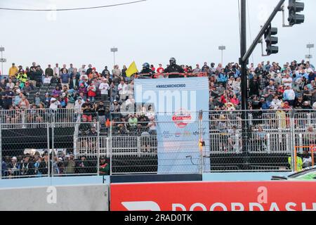 Un drapeau jaune est renoncé à signaler de faire preuve de prudence sur la piste pendant la course de Chicago Street Series de la coupe NASCAR dans le centre-ville de Chicago sur 2 juin 2023. C'est le jour 2 de la série de courses et c'est une piste de 2,2 miles et 100 tours. C'est le 75th anniversaire de la NASCAR et la première course de rue disputée dans la NASCAR Cup Series, et présente le Chicago Skyline et le lac Michigan comme toile de fond. (Photo par: Alexandra Buxbaum/Sipa USA) crédit: SIPA USA/Alay Live News Banque D'Images