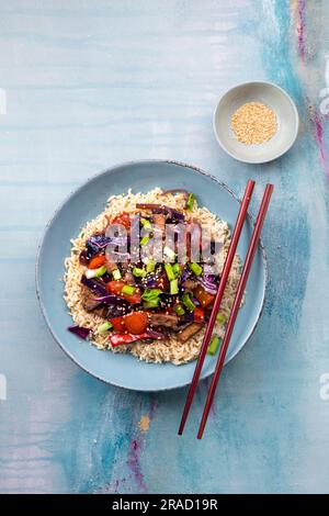 Remuez les légumes frits avec le tofu et le riz Banque D'Images