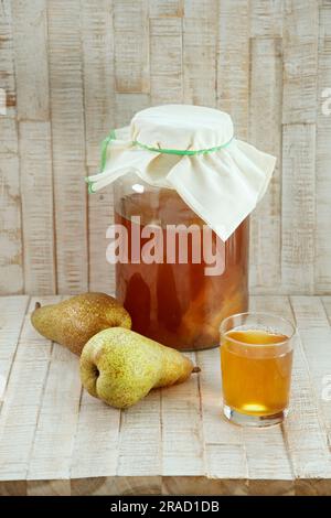 Kombucha avec poire Banque D'Images