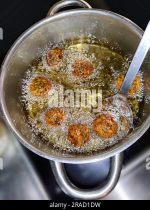 Faire frire les falafels dans de l'huile chaude Banque D'Images
