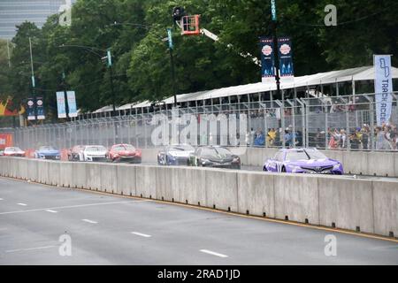 Les voitures de course font des tours sur le parcours de la NASCAR Cup Series Chicago Street Race dans le centre-ville de Chicago sur 2 juin 2023. C'est le jour 2 de la série de courses et c'est une piste de 2,2 miles et 100 tours. C'est le 75th anniversaire de la NASCAR et la première course de rue disputée dans la NASCAR Cup Series, et présente le Chicago Skyline et le lac Michigan comme toile de fond. (Photo par: Alexandra Buxbaum/Sipa USA) crédit: SIPA USA/Alay Live News Banque D'Images