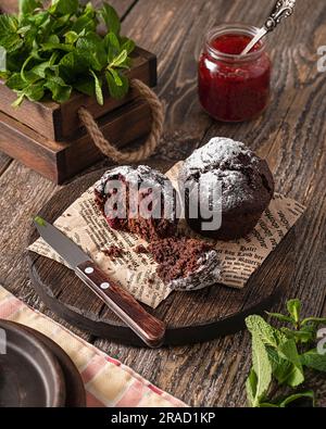 Muffins au chocolat et aux cerises Banque D'Images