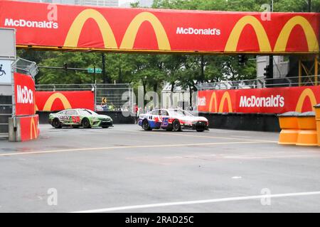 Les voitures de course font des tours sur le parcours de la NASCAR Cup Series Chicago Street Race dans le centre-ville de Chicago sur 2 juin 2023. C'est le jour 2 de la série de courses et c'est une piste de 2,2 miles et 100 tours. C'est le 75th anniversaire de la NASCAR et la première course de rue disputée dans la NASCAR Cup Series, et présente le Chicago Skyline et le lac Michigan comme toile de fond. (Photo par: Alexandra Buxbaum/Sipa USA) crédit: SIPA USA/Alay Live News Banque D'Images