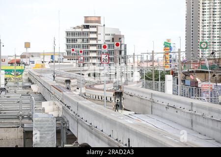 Bangkok, Thaïlande. 02nd juillet 2023. L'autorité de transit rapide de masse de Thaïlande s'ouvre au public pour tester le service de monorail de la ligne jaune le dernier jour. Avant que les frais de service réels ne soient facturés, le travail du système est terminé. La seule chose qui reste est le travail de restaurer la surface de circulation sous la ligne de construction. (Photo par Edirach Toumlamoon/Pacific Press/Sipa USA) crédit: SIPA USA/Alay Live News Banque D'Images