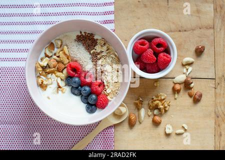 Un bol de petit déjeuner avec puits de lucarne, muesli et baies Banque D'Images