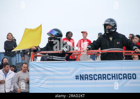 Un drapeau jaune est renoncé à signaler de faire preuve de prudence sur la piste pendant la course de Chicago Street Series de la coupe NASCAR dans le centre-ville de Chicago sur 2 juin 2023. C'est le jour 2 de la série de courses et c'est une piste de 2,2 miles et 100 tours. C'est le 75th anniversaire de la NASCAR et la première course de rue disputée dans la NASCAR Cup Series, et présente le Chicago Skyline et le lac Michigan comme toile de fond. (Photo par: Alexandra Buxbaum/Sipa USA) crédit: SIPA USA/Alay Live News Banque D'Images