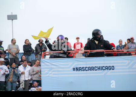Un drapeau jaune est renoncé à signaler de faire preuve de prudence sur la piste pendant la course de Chicago Street Series de la coupe NASCAR dans le centre-ville de Chicago sur 2 juin 2023. C'est le jour 2 de la série de courses et c'est une piste de 2,2 miles et 100 tours. C'est le 75th anniversaire de la NASCAR et la première course de rue disputée dans la NASCAR Cup Series, et présente le Chicago Skyline et le lac Michigan comme toile de fond. (Photo par: Alexandra Buxbaum/Sipa USA) crédit: SIPA USA/Alay Live News Banque D'Images
