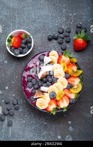 Bol à smoothie Acai avec graines de chia et fruits frais Banque D'Images