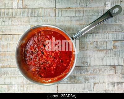 Sauce pour Spagetti alla Putaesca Banque D'Images