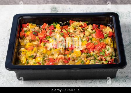 Salade de légumes à l'huile d'olive sur fond gris. Hors-d'œuvre sains. Nom local anamur salatasi Banque D'Images