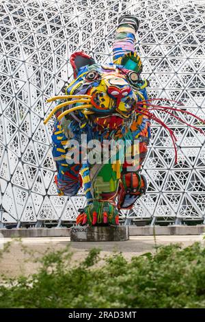 Installation artistique faite de plastique recyclé ou de déchets produits par l'homme, donne aux matériaux de fin de vie un concept éducatif pour la durabilité sur terre. Banque D'Images