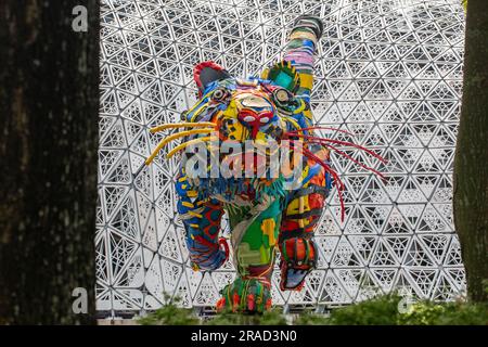 Installation artistique faite de plastique recyclé ou de déchets produits par l'homme, donne aux matériaux de fin de vie un concept éducatif pour la durabilité sur terre. Banque D'Images