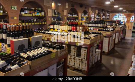 bouteilles avec des étiquettes vierges sur le comptoir d'un magasin d'alcool. Fond de vin. Banque D'Images