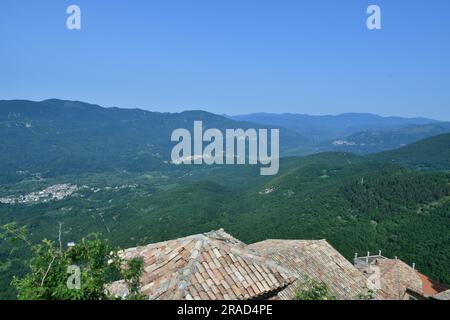 Le paysage entourant Cervara di roma, un village médiéval de la région du Latium, en Italie. Banque D'Images