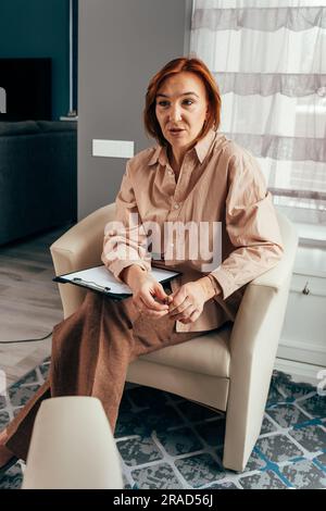 La femme moderne développe la pleine conscience et la santé psychologique. Banque D'Images